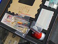 Piperは、ボードコンピュータのRaspberry Pi 3 Model Bと、人気ゲームのマインクラフト、そして各種の電子パーツ類をセットにした電子工作キット、をパーツとして。 Raspberry Pi 3でマインクラフトを遊んで電子工作も学べるキット - PC