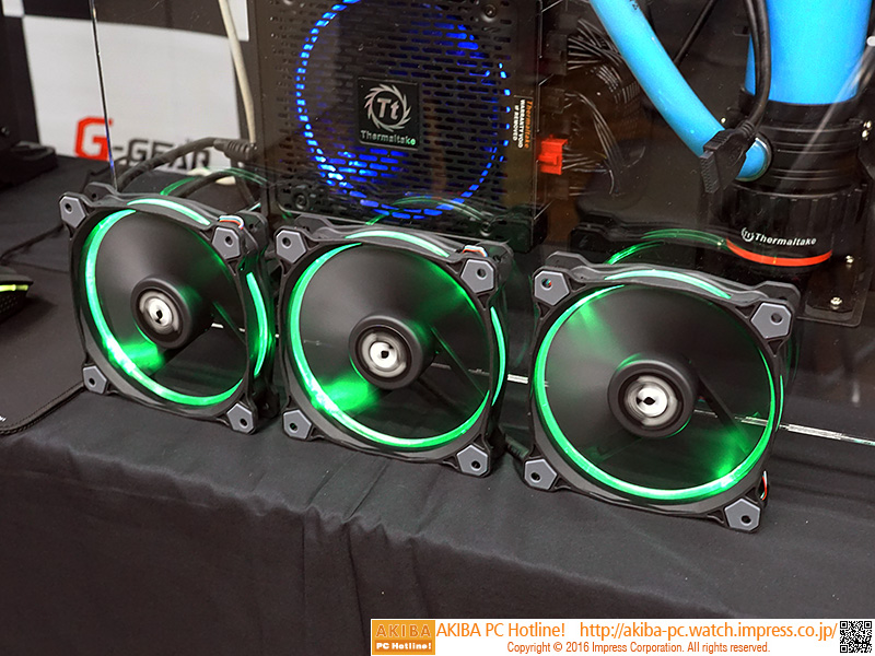 ソフトウェアで発光色などを設定できるリングLED搭載ファン。コントロールBOXがUSB接続対応になっており、PCから各種設定が可能。ファンは3個セットになっており、近日の発売が予定されている。