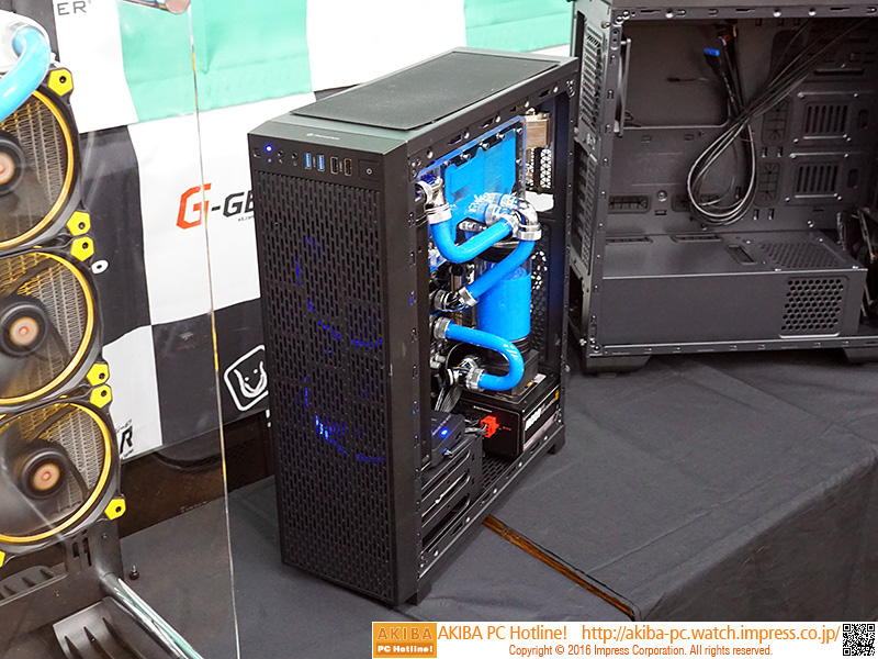 水冷パーツが組み込めるスリムタイプのPCケース。拡張カードはライザーカードを介して接続する仕組みで、2枚まで搭載可能。発売は10～11月頃を予定しているとのこと。