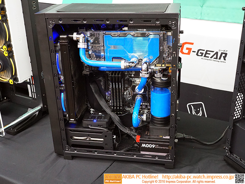 水冷パーツが組み込めるスリムタイプのPCケース。拡張カードはライザーカードを介して接続する仕組みで、2枚まで搭載可能。発売は10～11月頃を予定しているとのこと。