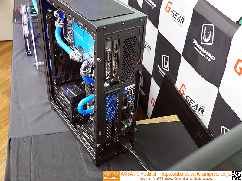 水冷パーツが組み込めるスリムタイプのPCケース。拡張カードはライザーカードを介して接続する仕組みで、2枚まで搭載可能。発売は10～11月頃を予定しているとのこと。