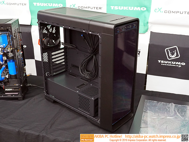 新型のATXケース。こちらも発売は10月～11月が予定されている。