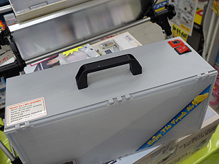プラモデルの塗装に便利な小型ブースが販売中、サンコー （取材中に