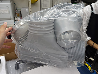 プラモデルの塗装に便利な小型ブースが販売中、サンコー （取材中に