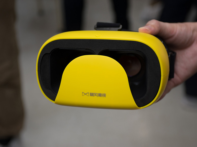 中国MojingのシンプルなVRゴーグル「暴風魔鏡」。強そうなネーミングだ