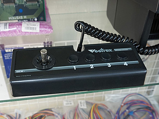 ディスプレイ一体型のレトロゲーム機「Vectrex」が税込5.4万円 （取材