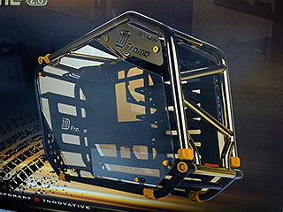 金属パイプと強化ガラスを使った超高級ケース「D-Frame 2.0」が