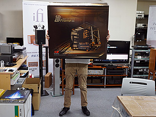 金属パイプと強化ガラスを使った超高級ケース「D-Frame 2.0」が予約