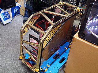 金属パイプと強化ガラスを使った超高級ケース「D-Frame 2.0」が予約