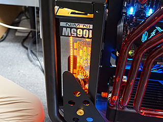 金属パイプと強化ガラスを使った超高級ケース「D-Frame 2.0」が