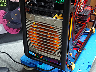 金属パイプと強化ガラスを使った超高級ケース「D-Frame 2.0」が予約