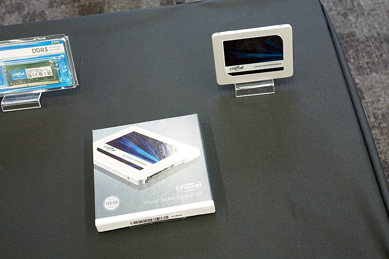 Crucial製SSDの最新モデル「MX300」も展示。