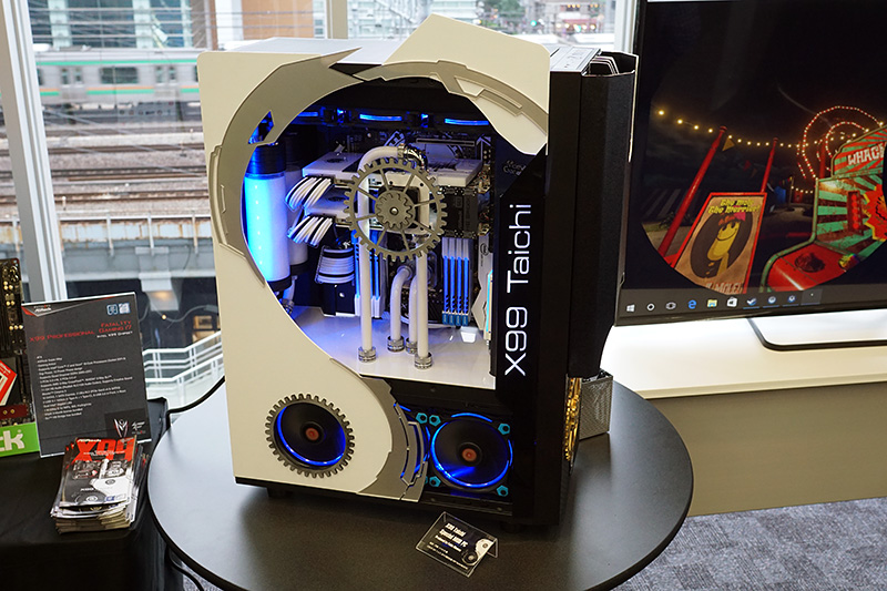 門馬 ファビオ氏が作成したMOD PCも展示、マザーボードはX99 Taichiが使用されている。