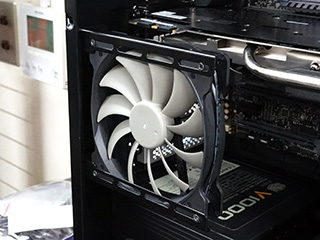 ASUSマザー用のファン増設ボードやタッチパネル式のファンコンなど