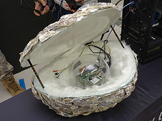 広島生牡蠣牡蠣殻PC。蛎殻を多数貼り付けた巨大な牡蛎型ケースを作成。広島産牡蛎を食べまくった結果、高橋氏宅はしばらく牡蛎臭かったそうな