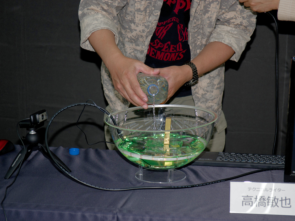 沖縄美ら海PC。透明素材で密封されたPC上に沖縄の海の水を張り、美ら海を演出。朝から浜に出かけて本当に美ら海を採水。意味があろうとなかろうと、本物感にこだわります