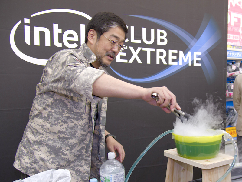 松山道後温泉PC。道後温泉の素（要するに入浴剤です）を入れた水で冷やす水冷システム。ドライアイスを入れて湯気を表現しましたが、水が凍って水冷がうまく動かなくなる場面も