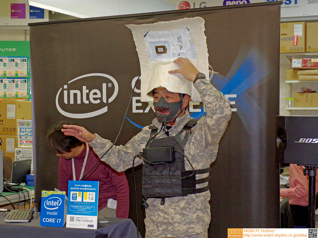 福岡一の谷兜PC。黒田長政が愛用していた兜「一の谷兜」をモチーフとしたPCで、頭部にマザーボードが付いています。防具なのでTUFシリーズのSABERTOOTH Z97 MARK Sです。その分頭が重いです