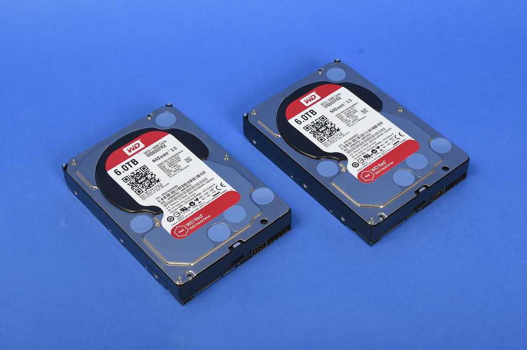 内蔵するHDD 2台はもちろんWestern DigitalのNAS向けHDD、WD Redで決まり！　今回は6TBモデルを2台用意しました