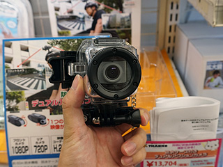 前後を同時に撮影できるアクションカメラがサンコーから登場 - AKIBA 