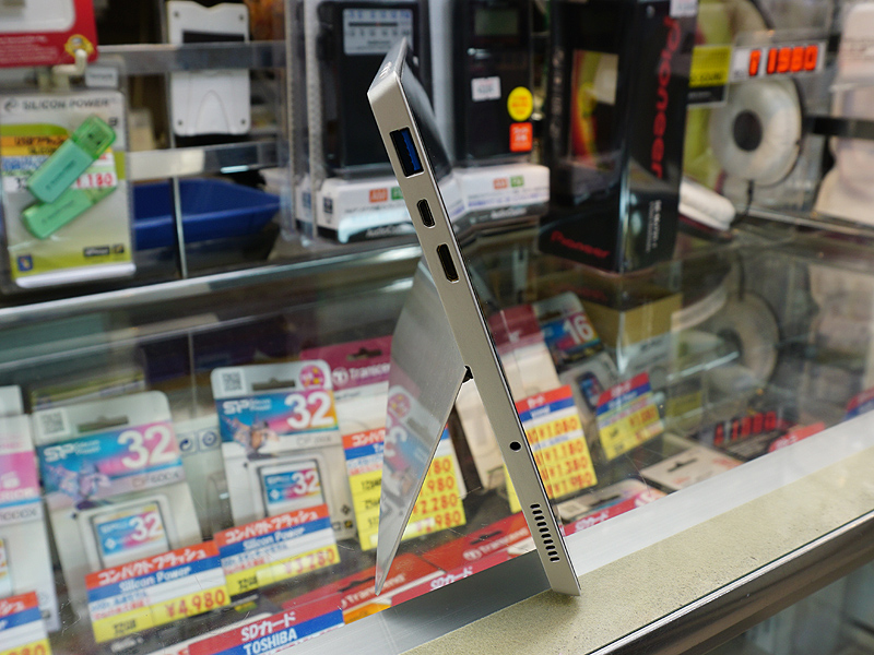 スタンドは二段階で角度調整が可能