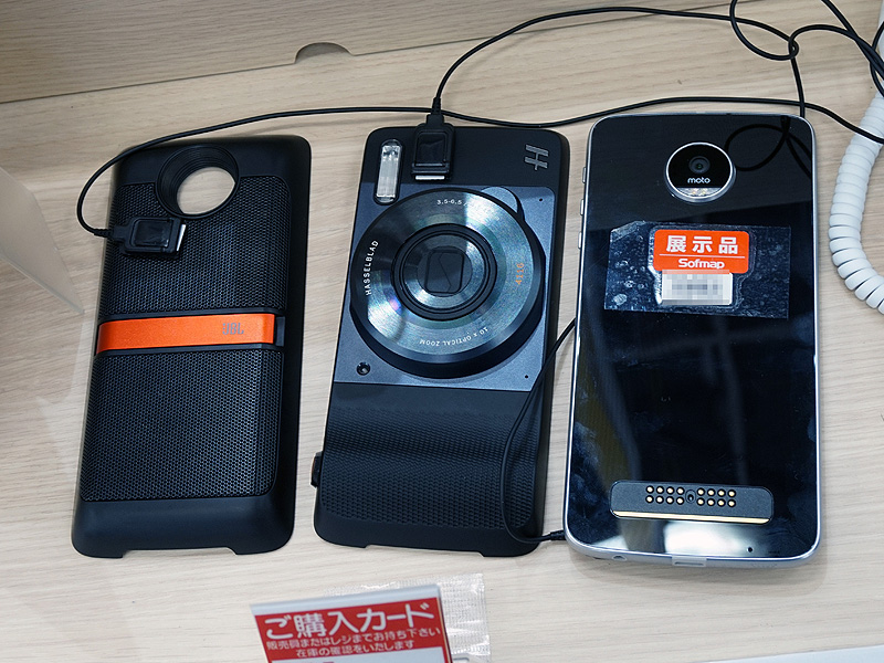 右からMoto Z Play、カメラユニット、スピーカーユニット