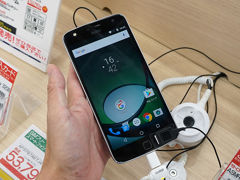 カメラユニットを搭載したMoto Z Play