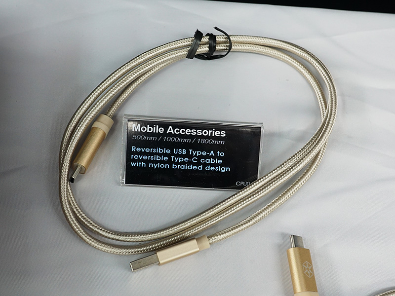 USB Type-C対応のケーブルも多数展示されていた
