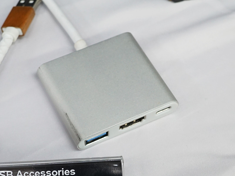 USB Type-C - HDMI 2.0a変換アダプタ、USB Type-Aコネクタなども備えている