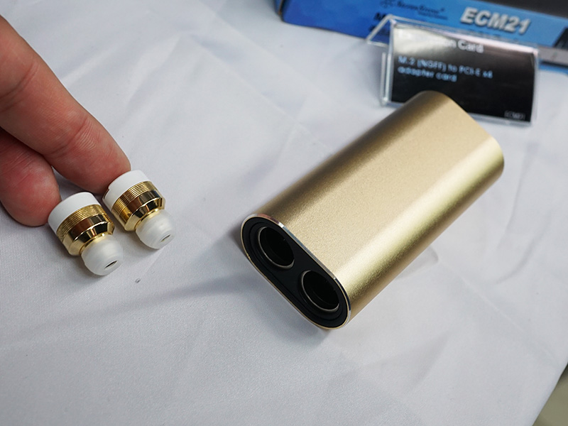 モバイルバッテリーとしても使用できる充電器が付属したBluetoothイヤホン