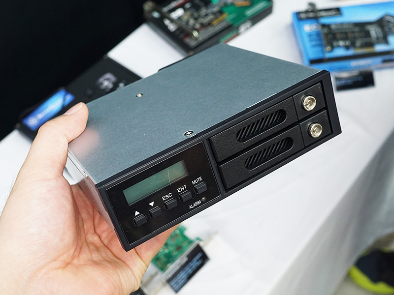 5インチベイ搭載タイプのRAID対応2.5インチドライブケース「FSR202」
