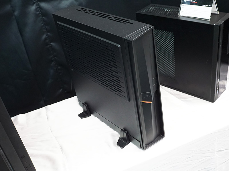 Mini-ITXケースの「RVZ02」