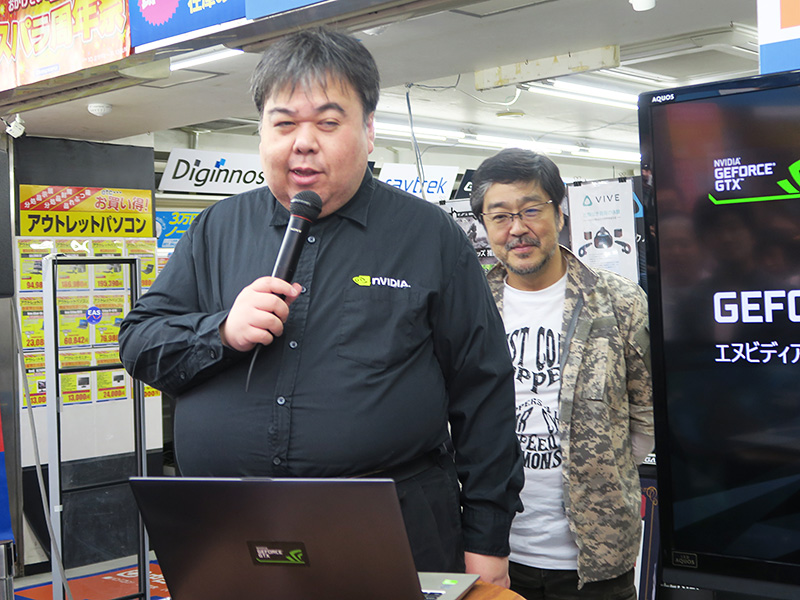 続いては高橋一則氏の解説……なのだが、今度は高橋敏也氏が背後霊と化し、来場者のウケを取る一幕も