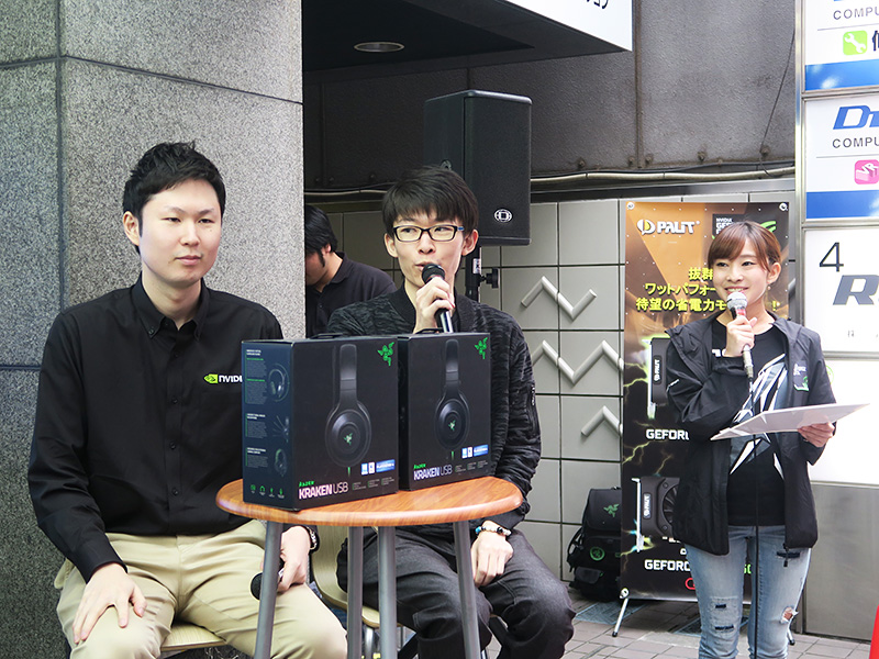 第2部は、NVIDIAの谷口純也氏（左）と一条さん（右）によるゲーム紹介からスタート。手前は賞品となるRazer製ヘッドセット「KRAKEN USB」