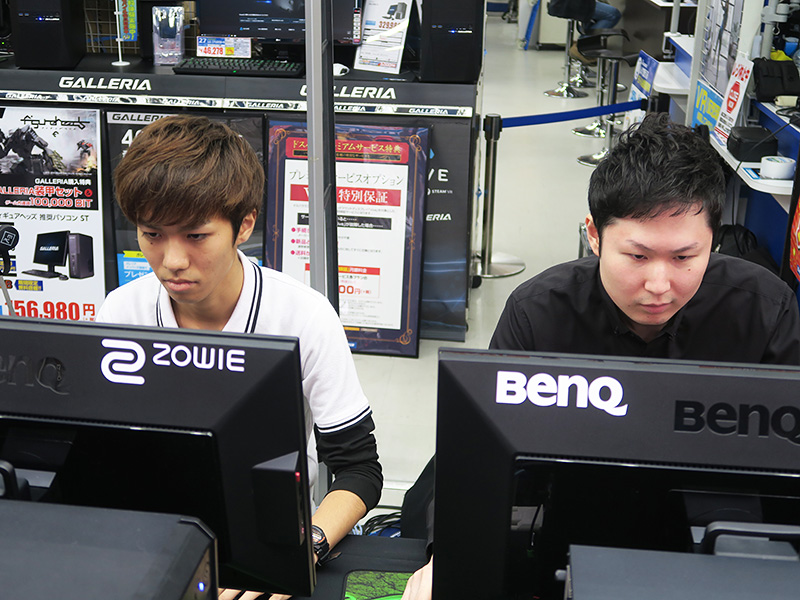 ぜるにゃん氏と谷口純也氏のエキシビションマッチ。他のFPSより一発逆転要素の大きいOverWatchでの対戦ということもあり、両者ともに集中した表情に