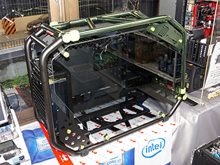 オフロードバイクをモチーフにした高級ケース「D-Frame 2.0」に新色