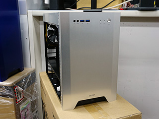国産アルミ採用のアビー製PCケース「smart EZ500」、前面