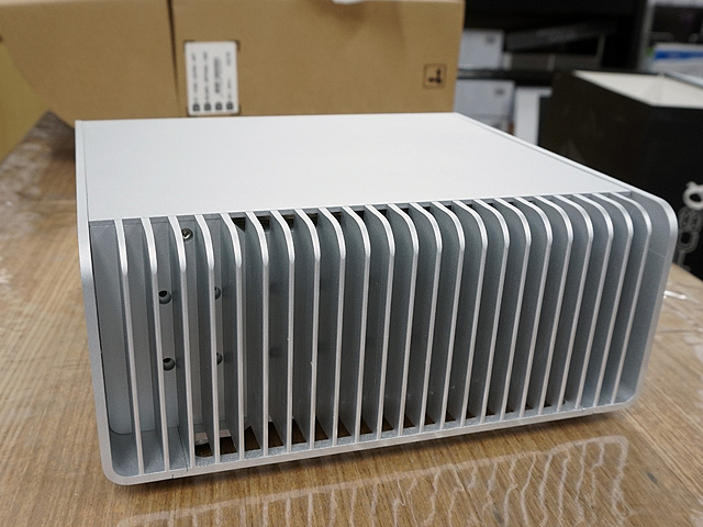Streacom FC8 Alpha 完全ファンレスケース BDドライブ付き Skylakeにも対応したファンレスMini-ITXケース「FC8 Alpha」が