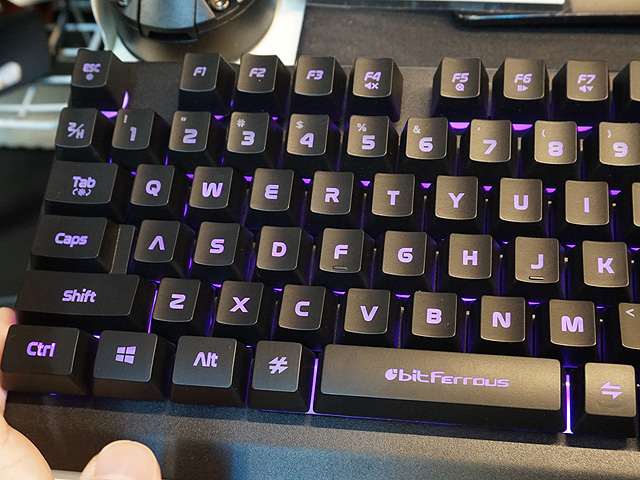 pc 光るキーボード Thermaltake、フルカラー発光／マクロ機能搭載のメカニカルゲーミング