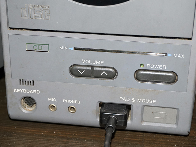 世界で初めてCD-ROMドライブを標準搭載した「FM TOWNS」 （取材中に