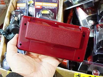 コントローラーっぽい外観のファミコン互換機「RETRO FC SINGLE
