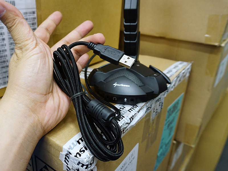 USBサウンドデバイスを内蔵したヘッドセットスタンド