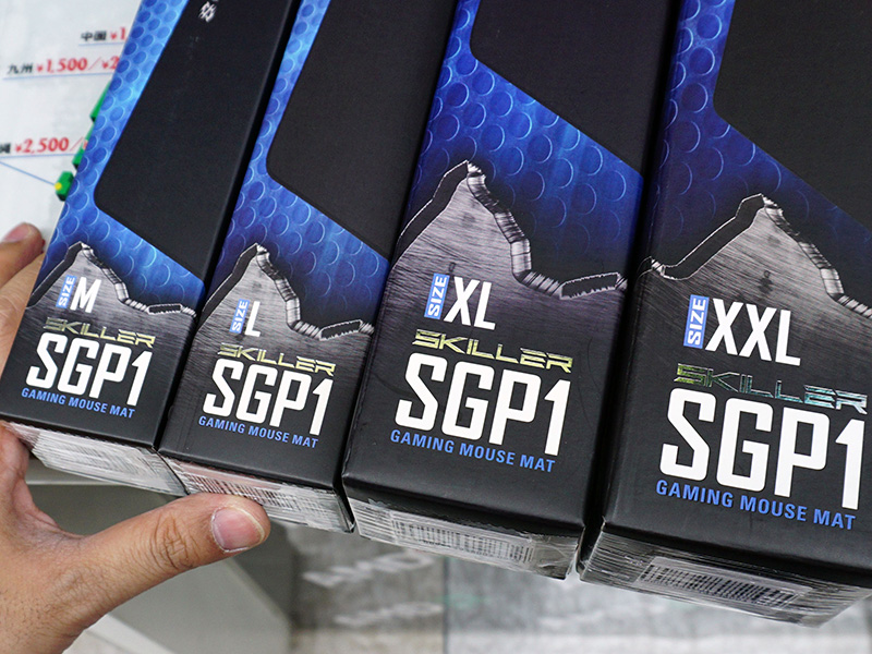 布製マウスパッド。サイズは最小のM（280×195×2.5mm）から最大のXXL（900×400×2.5）まで4種類