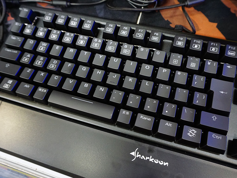 メカニカルキーボード「SKILLER MECH SGK1」。赤軸（SHA-SGK1-R）と青軸（SHA-SGK1-B）の2モデルで、白色バックライトを搭載