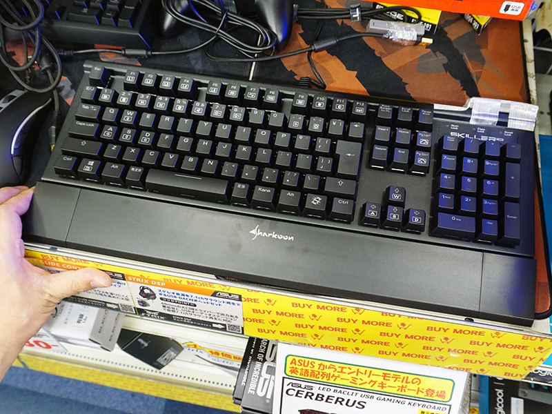 メカニカルキーボード「SKILLER MECH SGK1」。赤軸（SHA-SGK1-R）と青軸（SHA-SGK1-B）の2モデルで、白色バックライトを搭載