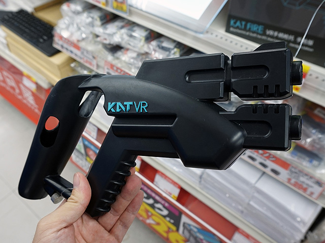 HTC Viveのコントローラーを“ガンコン”にする銃型アタッチメント、上海