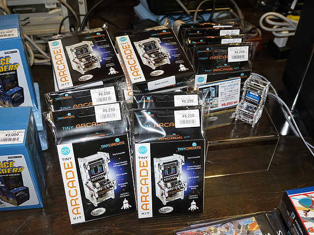 手の平サイズのアーケード筐体風ゲーム機「Tiny Arcade」が再入荷