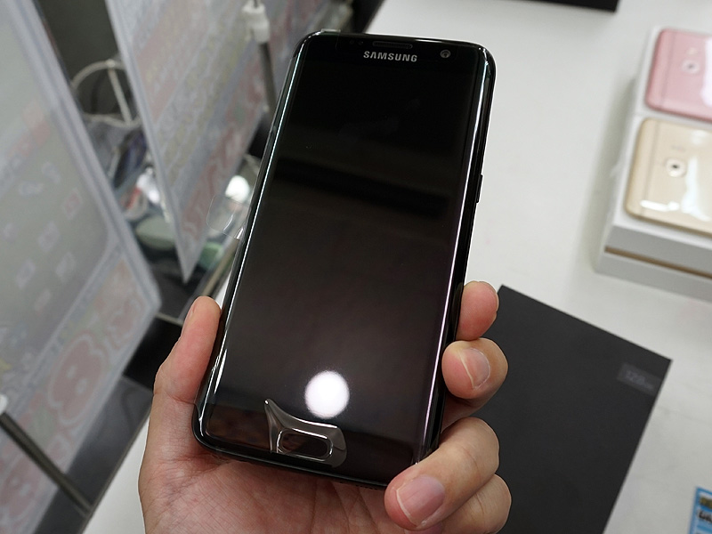 左からGalaxy S7 edgeのBlack Onyx、同Black Pearl、iPhone 7 Plusのジェットブラック