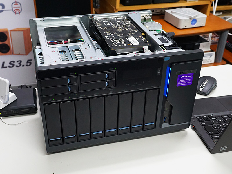 デモに使用されたTVS-1282、ビデオカードと1GbE(2ポート)カードが増設されていた