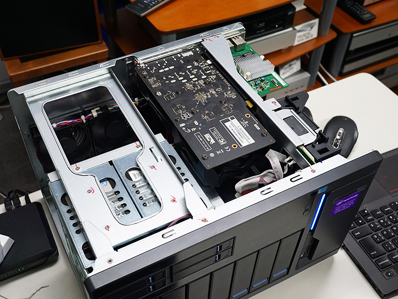 デモに使用されたTVS-1282、ビデオカードと1GbE(2ポート)カードが増設されていた